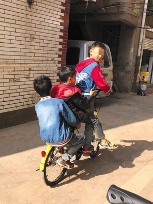 昆明孩子随意骑行共享单车 年龄限制形同虚设