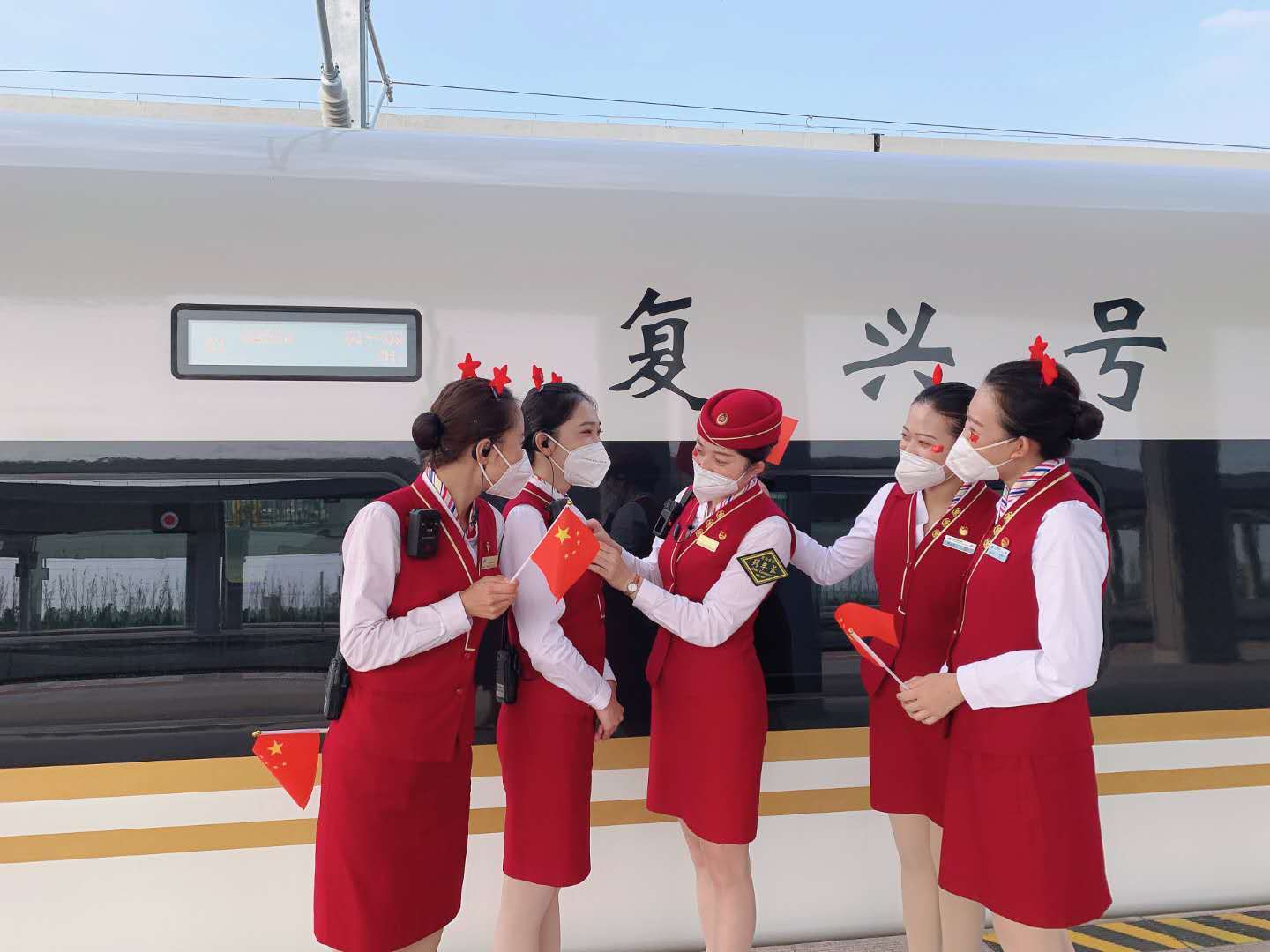 担当值乘任务的京张高铁复兴号列车旁,乘务人员精心准备准备迎接旅客