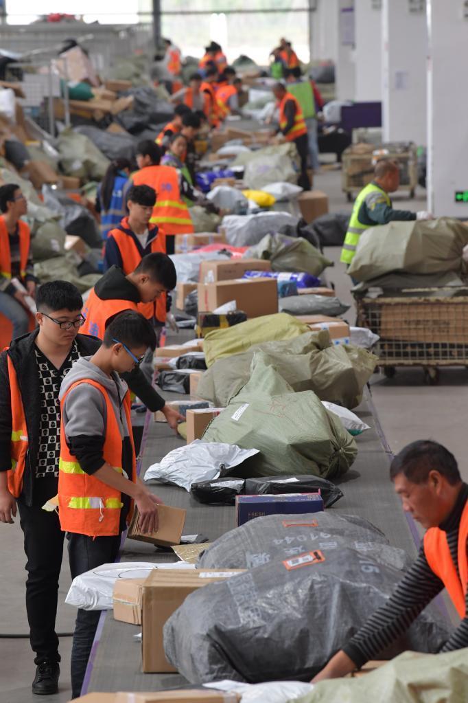 在圆通速递公司南昌转运中心,工作人员正在流水线上分拣快递包裹.