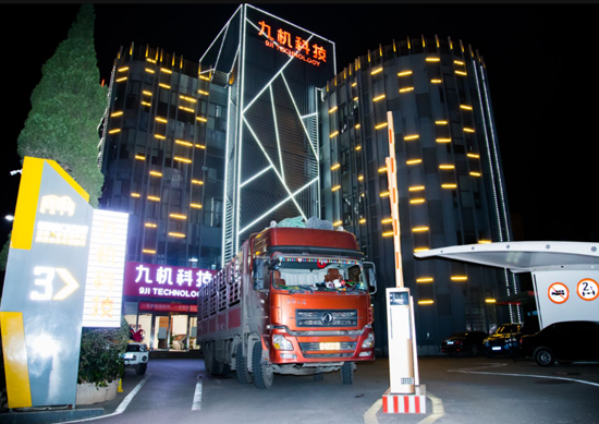 2月23日凌晨00:02,一辆满载10万只口罩的大型货车抵达九机总部大楼,这